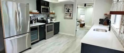 Geladeira, micro-ondas, fogão, cooktop