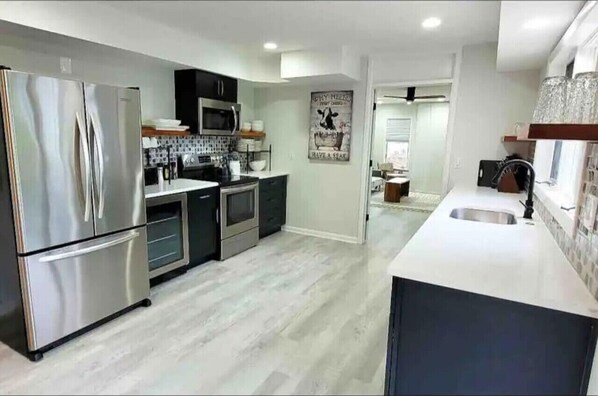 Frigorífico, microondas, horno y placa de cocina