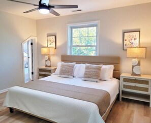 5 chambres, bureau, fer et planche à repasser, lit parapluie