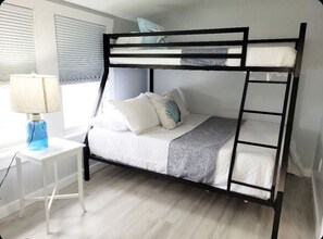 4 makuuhuonetta, työpöytä, silitysrauta/-lauta, vauvan matkasänky