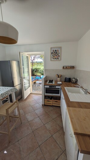 Kylskåp, mikrovågsugn, ugn och spishäll