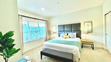 2 sovrum, skrivbord, strykjärn/strykbräda och resesäng