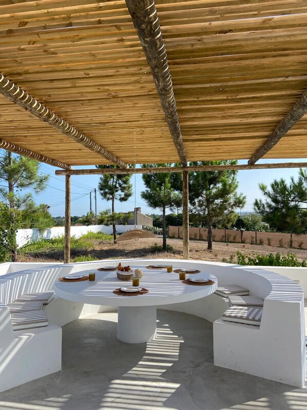 Outdoor dining - Casa da Pergola - Vila de Design de Praia Piscina Privada (Santo André)