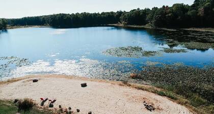 Waterfront Lake Cottage w/ Private Beach - Kayak at the Hemingway Lodge!