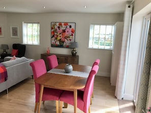 Dining - Sleeps 4 in 2 En-suite bedrooms Apartment just 1/2 mile from Wisbech Town centre (Wisbech)