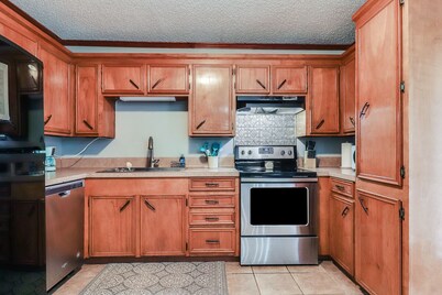 PALM SPRINGS- 2Master Suites, Style & Location! “No chores” at checkout!