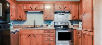 PALM SPRINGS- 2Master Suites, Style & Location! “No chores” at checkout!