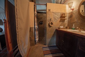 Hiustenkuivaaja, pyyhkeet, saippua, sampoo