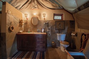 Sèche-cheveux, serviettes fournies, savon, shampoing