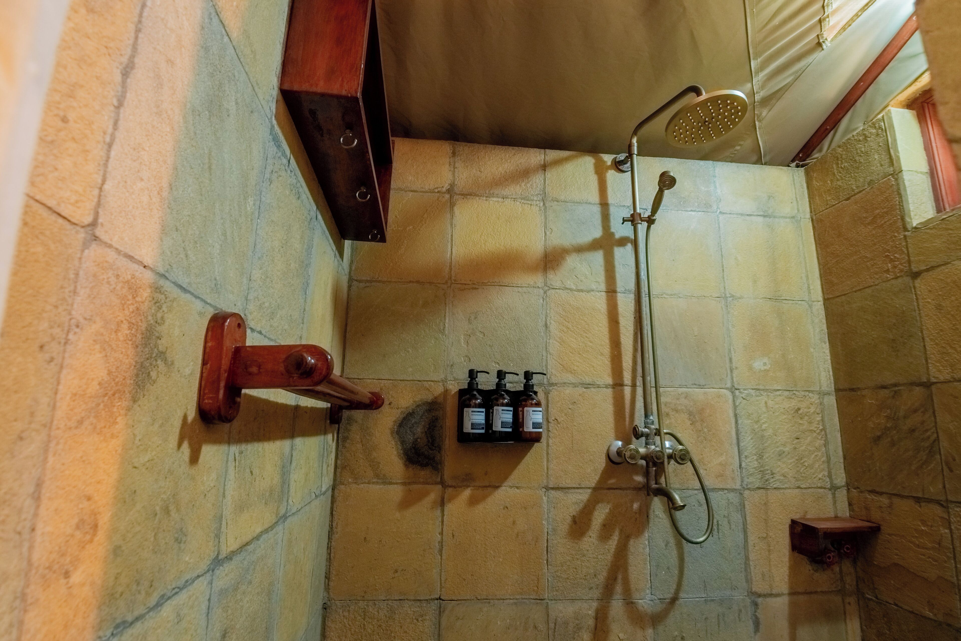 Douche, sèche-cheveux, serviettes fournies, savon