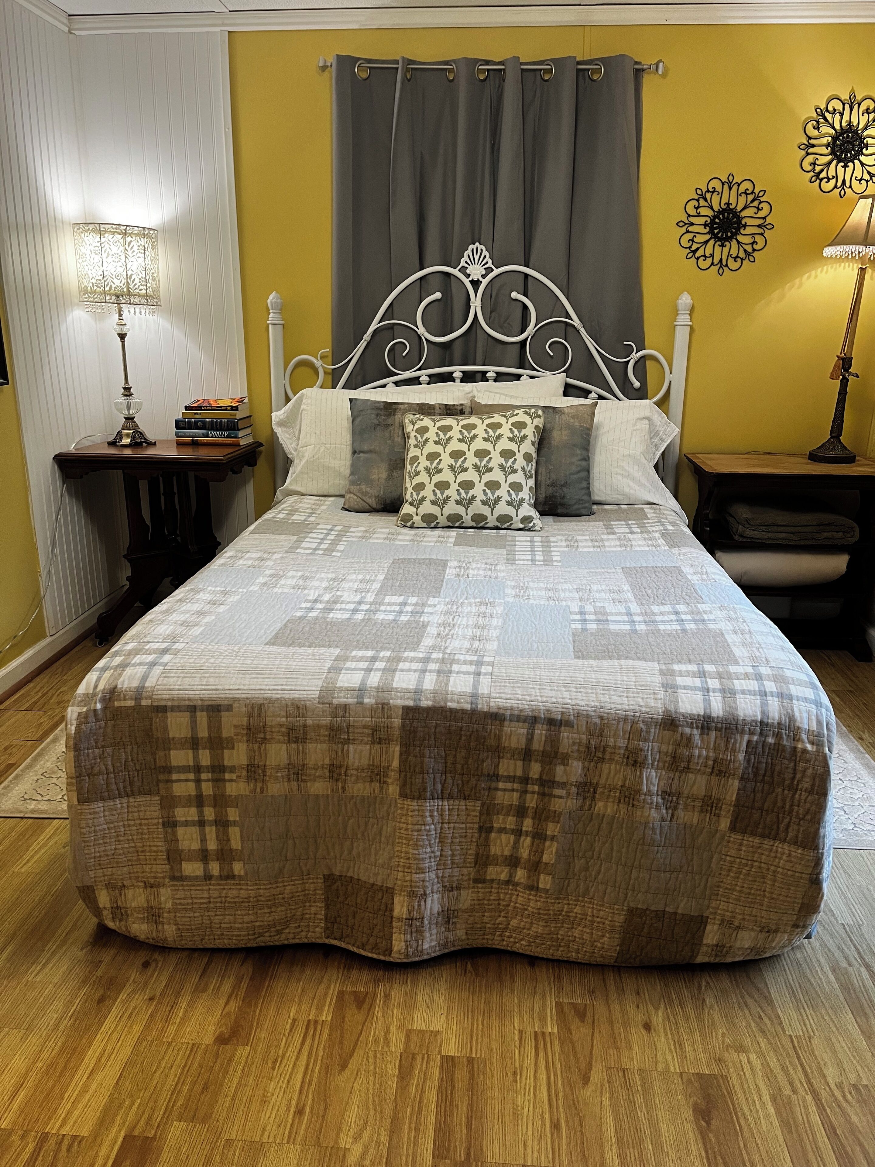 3 habitaciones, tabla de planchar con plancha, wifi y ropa de cama 