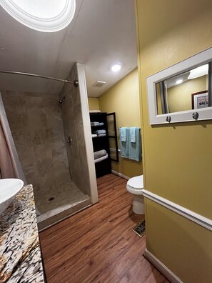 Shower, hair dryer, towels, soap - Remodeled modular farmhouse in Acworth near LakePoint Sports complex - Emerson (Acworth)