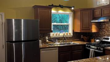 Jääkaappi, uuni, liesi