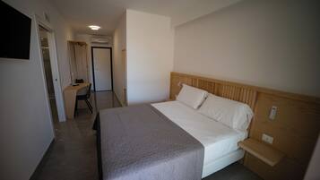 Habitación de hotel con cama, escritorio y silla.