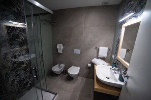 City Room | Bathroom | Shower, rainfall showerhead, hair dryer, bidet - MIDDLE TOWN PALACE TROPEA (Tropea)