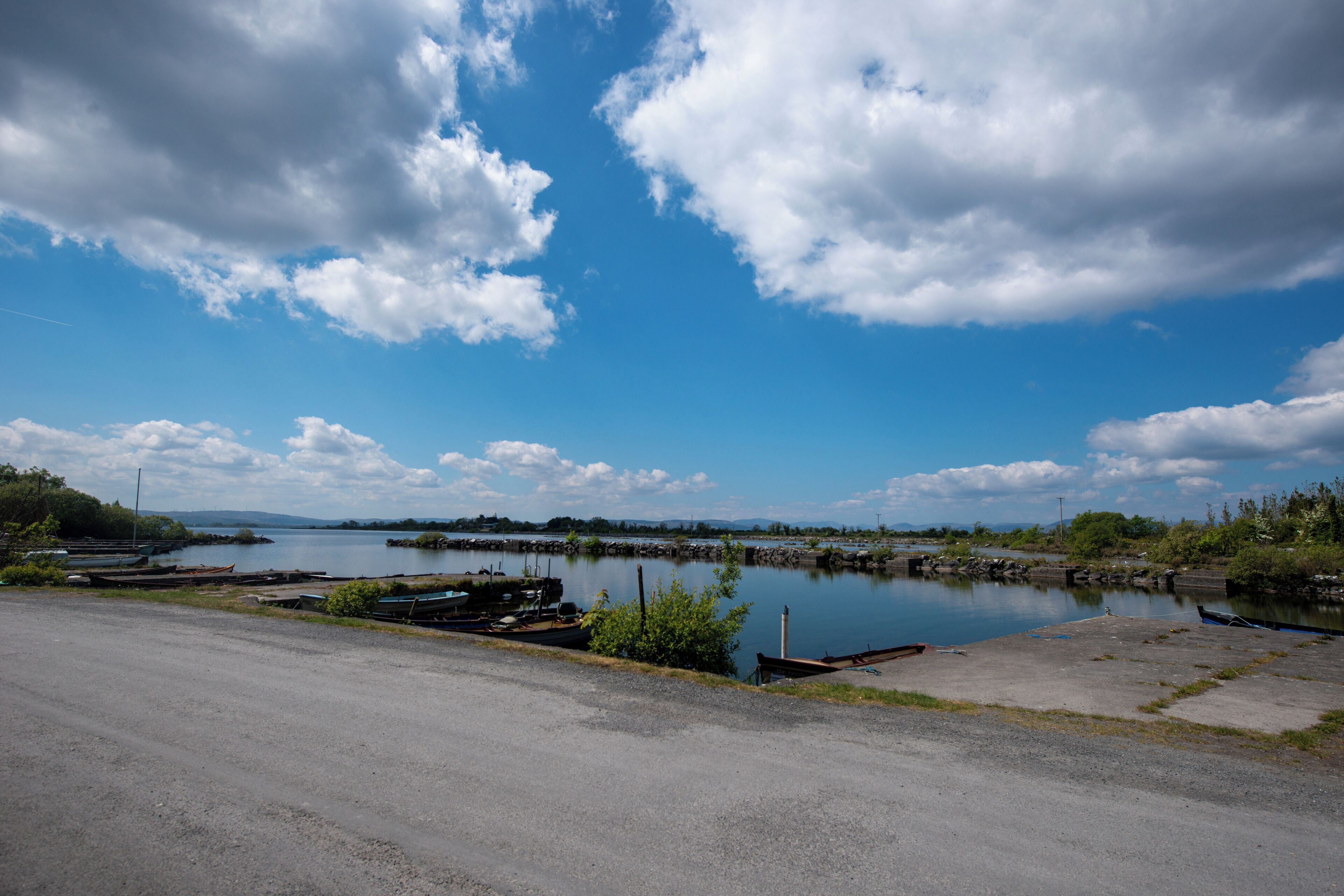Un port de plaisance avec des bateaux amarrés, une eau calme et un ciel dégagé.