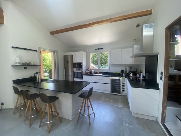 Fridge, microwave, oven, stovetop - Grande Maison Familiale Avec Piscine Chauffée Dans un Écrin de Verdure (Chabanière)