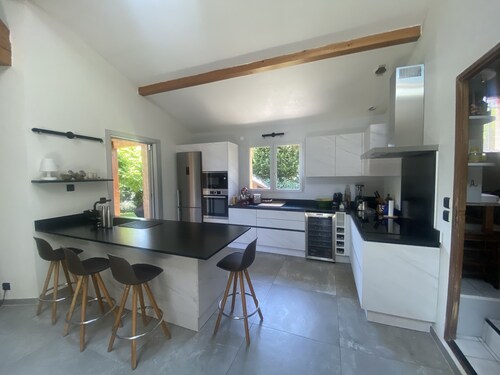 Grande maison familiale avec piscine chauffée dans un écrin de verdure