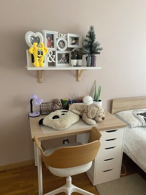 3 bedrooms, desk, iron/ironing board, free WiFi