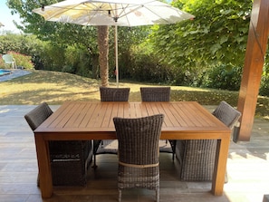 Outdoor dining - Grande Maison Familiale Avec Piscine Chauffée Dans un Écrin de Verdure (Chabanière)