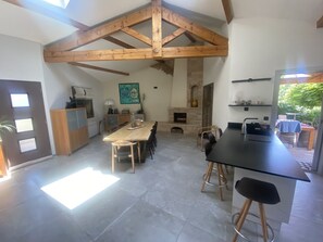 Dining - Grande Maison Familiale Avec Piscine Chauffée Dans un Écrin de Verdure (Chabanière)