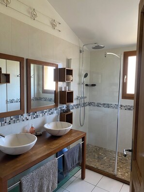 Shower, towels, soap - Grande Maison Familiale Avec Piscine Chauffée Dans un Écrin de Verdure (Chabanière)