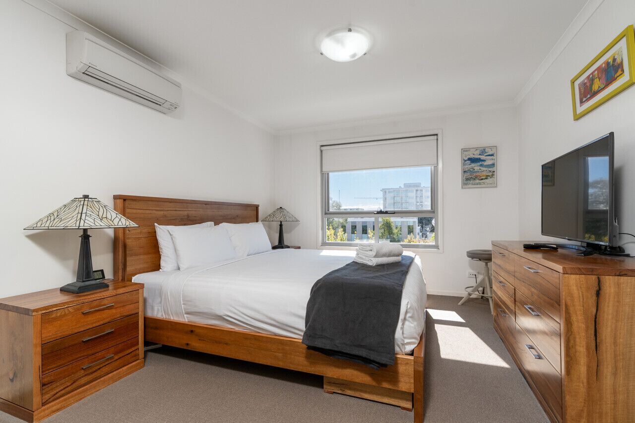 2 bedrooms, desk, iron/ironing board, WiFi