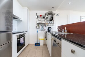 Frigorífico, microondas, horno y placa de cocina