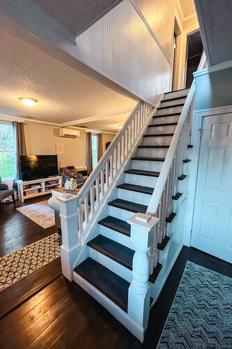 Large Farmhouse near Pocono attractions! Ping-pong and Pool tables included.