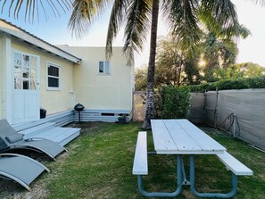 Outdoor dining - Safe Budget Friendly 2 Bed Apt Nr Airport & Beach (Oistins)