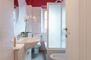 Comfort-lejlighed | Badeværelse | Bruser, hårtørrer, bidet, håndklæder