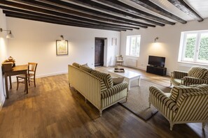 TV - Offrez-vous des Vacances Dans un Grand Domaine Privé Rien que Pour Vous! (Archignat)