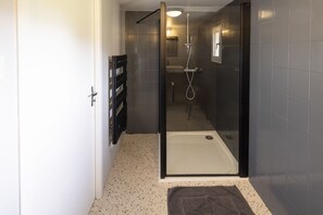 Douche, sèche-cheveux, serviettes fournies, savon