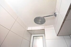 Douche, sèche-cheveux, serviettes fournies, savon