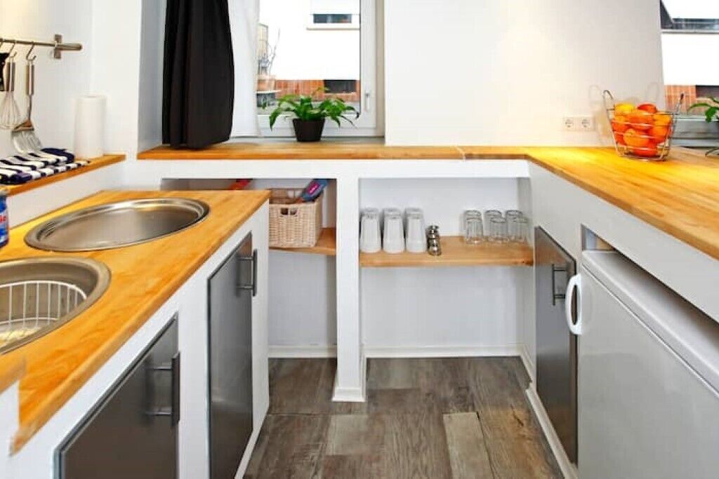 Een koelkast, een microgolfoven, een oven, een kookplaat