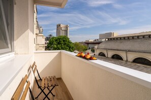 Apartamento superior, sacada, vista para a cidade | Sacada