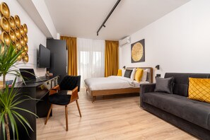 Apartamento superior, sacada, vista para a cidade | 1 quarto, individualmente decorados, individualmente mobiliados