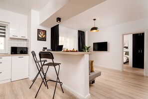Appartement Premium | Coin séjour | TV connectée de 32 pouces avec chaînes numériques, Netflix