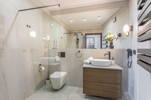 Douche, séchoir à cheveux, serviettes fournies, savon