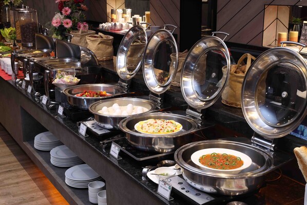 Desayuno buffet diario (AED 42 por persona)