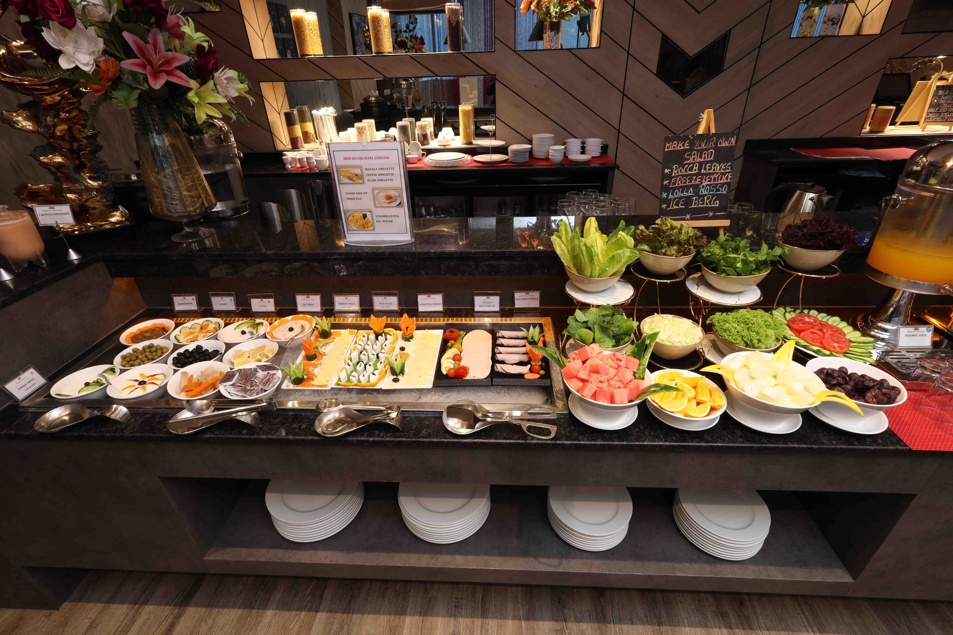 Se ofrece un desayuno bufé (42 AED por persona)