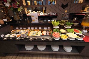 朝食 (ビュッフェ)、毎日提供 (有料)