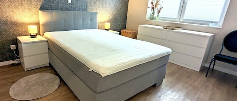 2 bedrooms, iron/ironing board, travel crib, free WiFi