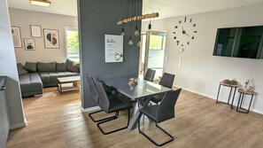 Dining - Alleinstehendes Ferienhaus mit Überdachter Terrasse (Lathen)