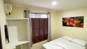 Quarto casal standard, 1 cama de casal, banheiro privativo | Wi-Fi de cortesia, roupa de cama