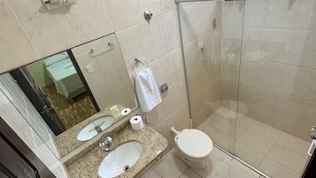 Ducha, secador de pelo, toallas, jabón