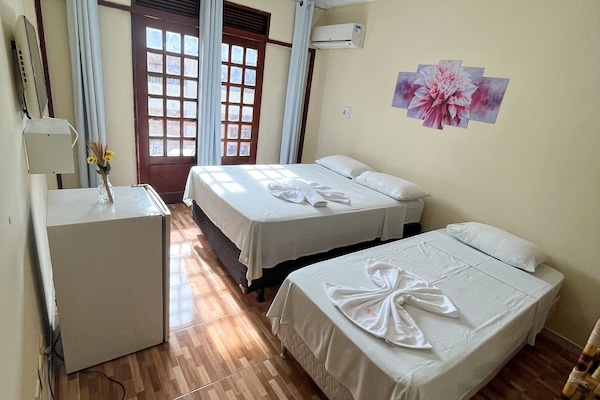 Quarto triplo conforto, vista para a piscina | Wi-Fi de cortesia, roupa de cama