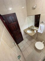 Ducha, secador de pelo, toallas y jabón