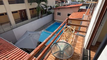 Quarto triplo conforto, vista para a piscina | Wi-Fi de cortesia, roupa de cama