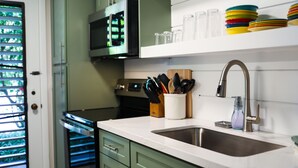 コーヒー / ティーメーカー、冷蔵庫、電子レンジ、オーブン